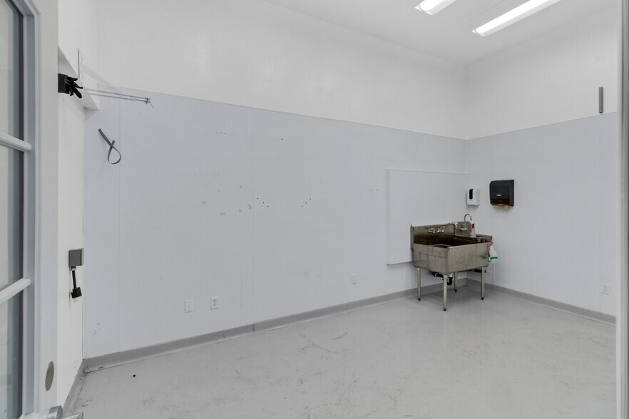 More Photos Of 991 Industrial Way, King City Warehouse For Sale
