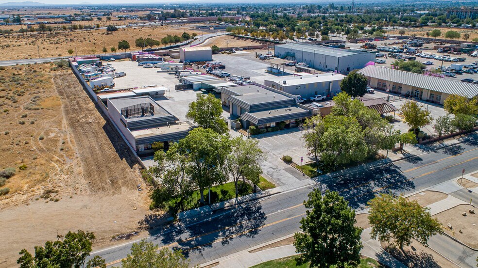 More Photos Of 39126-39130 3rd St E, Palmdale Service For Sale