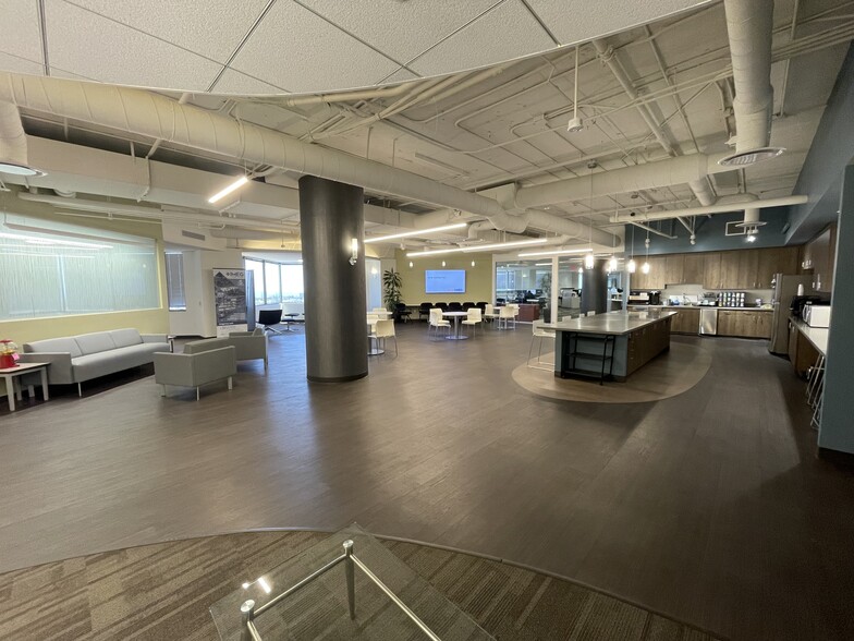 More Photos Of 300 N Lake Ave, Pasadena Office For Lease