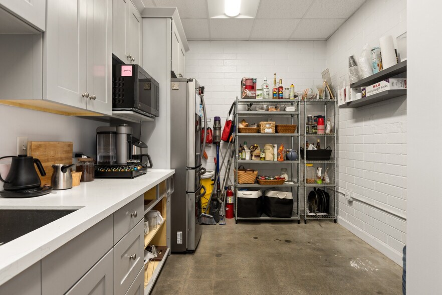 More Photos Of 3779 Cahuenga Blvd, Studio City Loft Creative Space For Sale