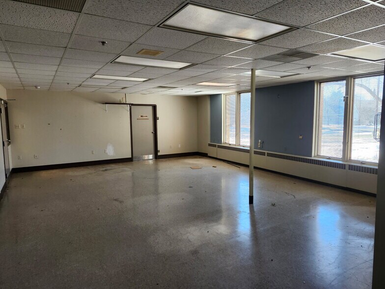 More Photos Of 165 S Chet Krause Dr, Iola Apartments For Sale
