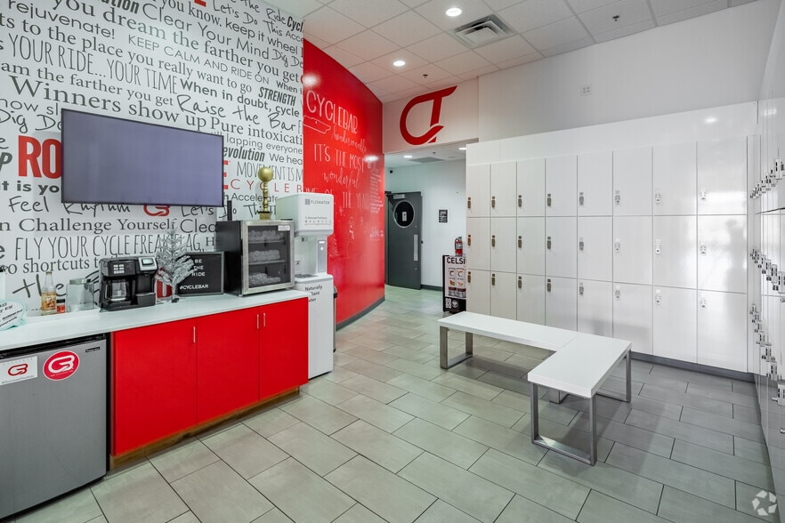 More Photos Of 1050 Glenbrook Way, Hendersonville Storefront For Lease