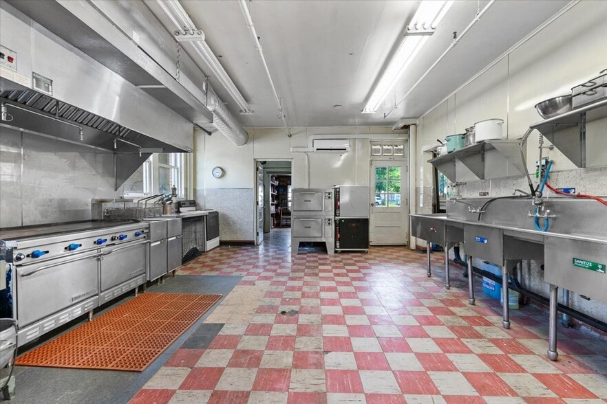 More Photos Of 99 Satherfield Rd, Silverton Hospitality For Sale