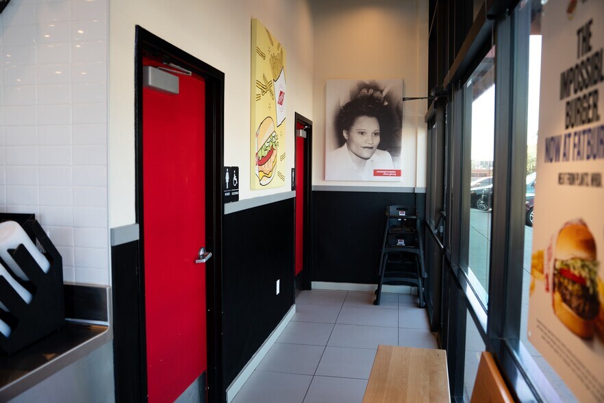 More Photos Of 11075 W IH-10, San Antonio General Retail For Lease