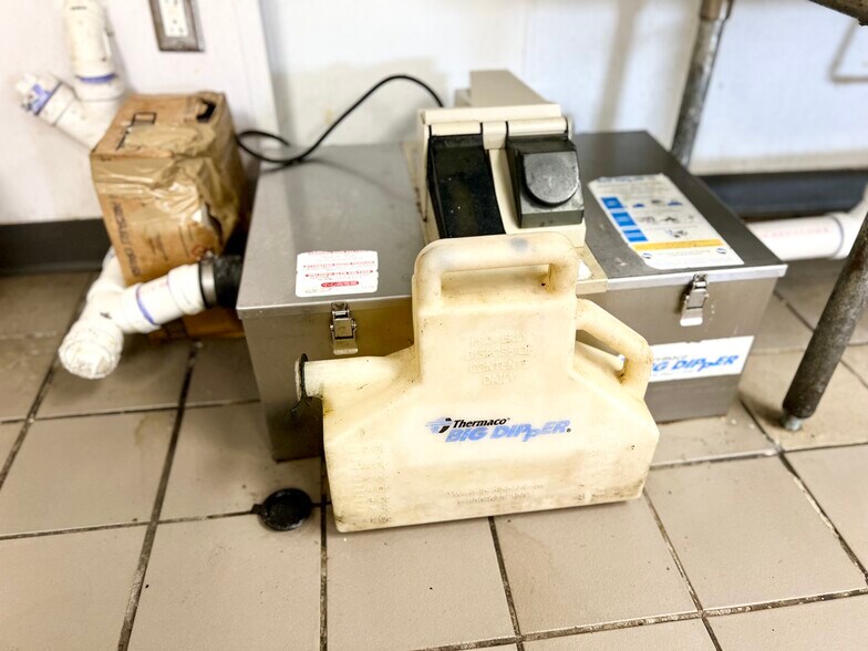 More Photos Of 688 Washington St, Middletown Freestanding For Lease