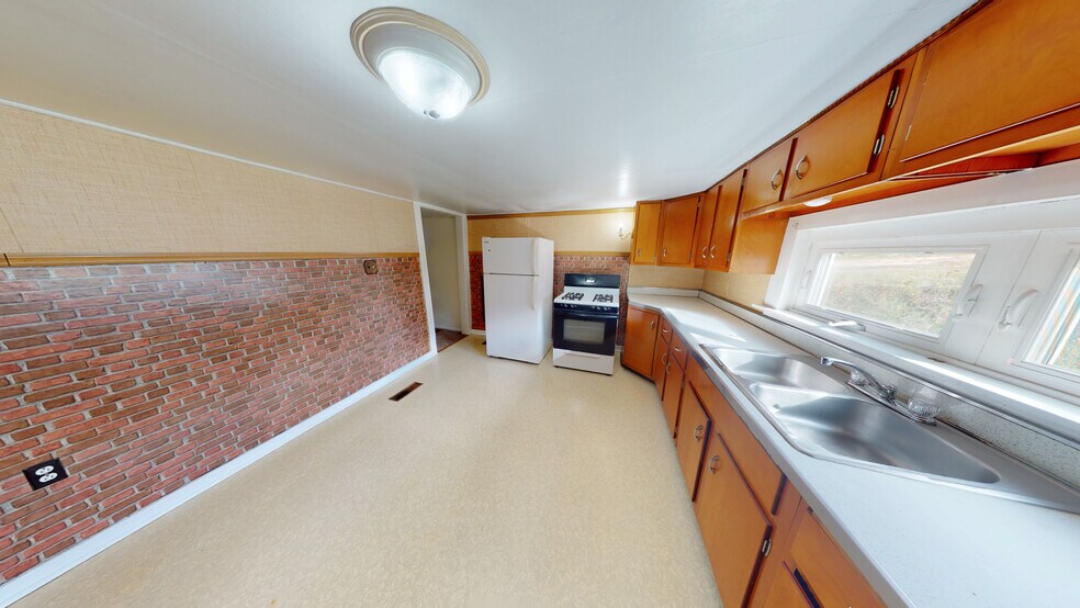 More Photos Of 3098 Woodland Rd, Ambridge Multifamily For Sale