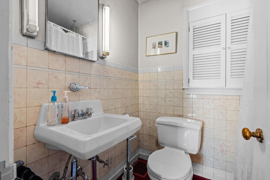 More Photos Of 120 W Main St, Wilmington Flex For Sale