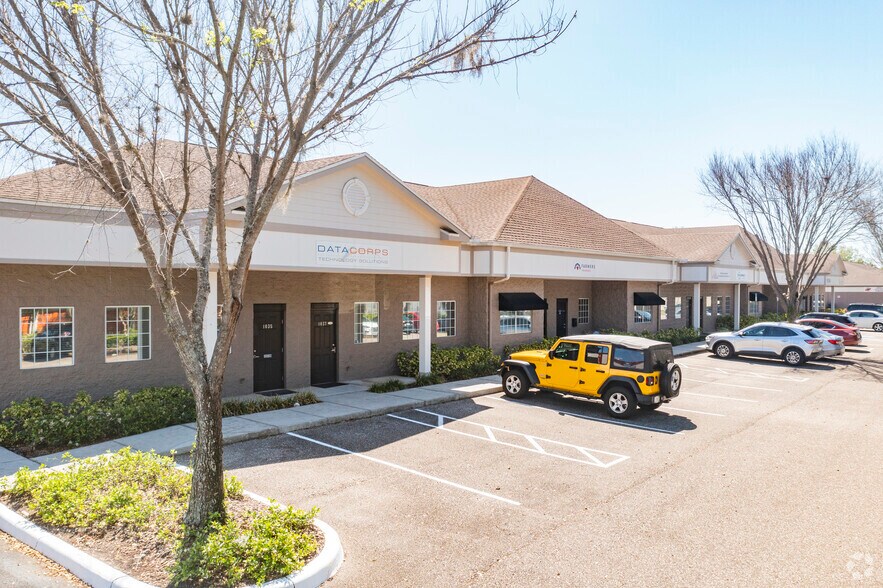 More Photos Of 1015 E Brandon Blvd, Brandon Office For Lease