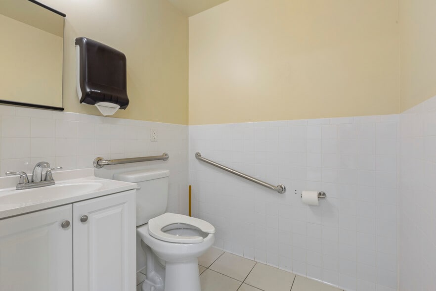 More Photos Of 2717 Crescent St, Astoria Medical For Sale