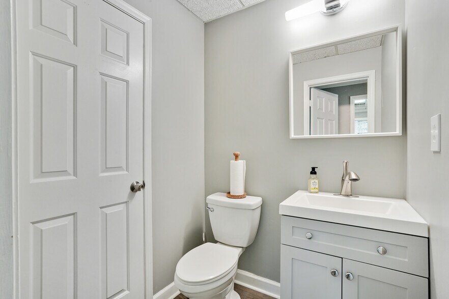 More Photos Of 425 E Crossville Rd, Roswell Office For Sale