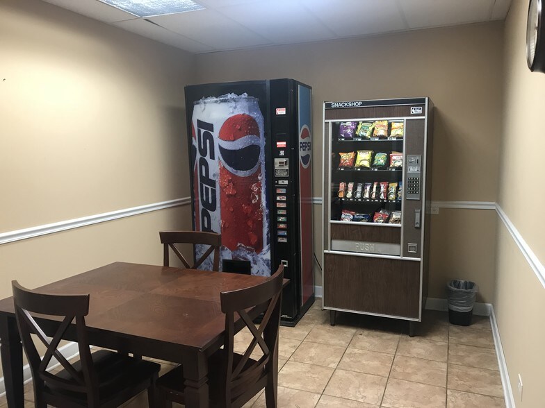 More Photos Of 3605 Woodhead Dr, Northbrook Office For Lease