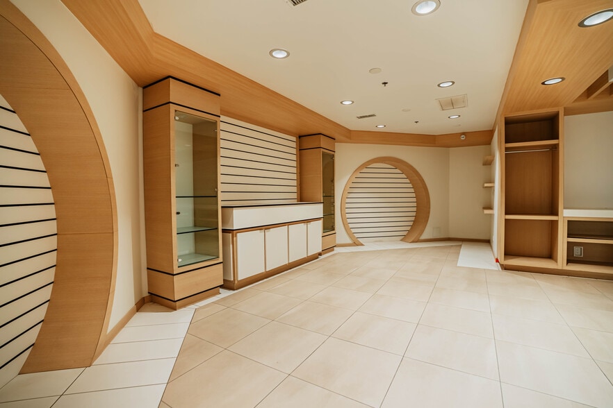 More Photos Of 42650 Melanie Pl, Palm Desert Loft Creative Space For Lease