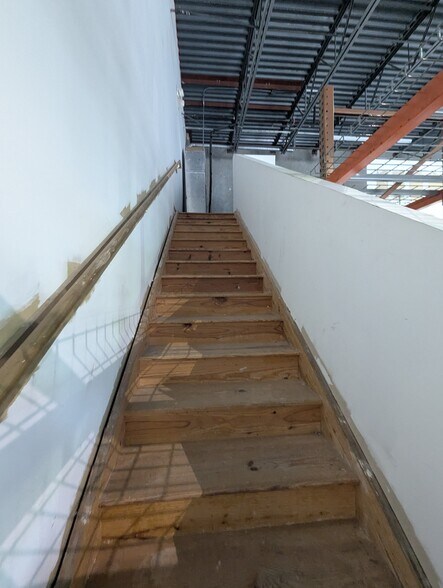 More Photos Of 585 NW Mercantile Pl, Port Saint Lucie Light Manufacturing For Sale