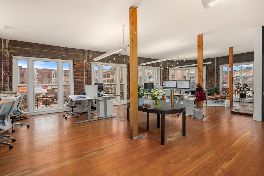 More Photos Of 824 E Pike St, Seattle Storefront Retail Office For Sale