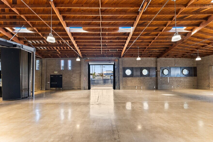 More Photos Of 1366 Hornblend St, San Diego Flex For Lease