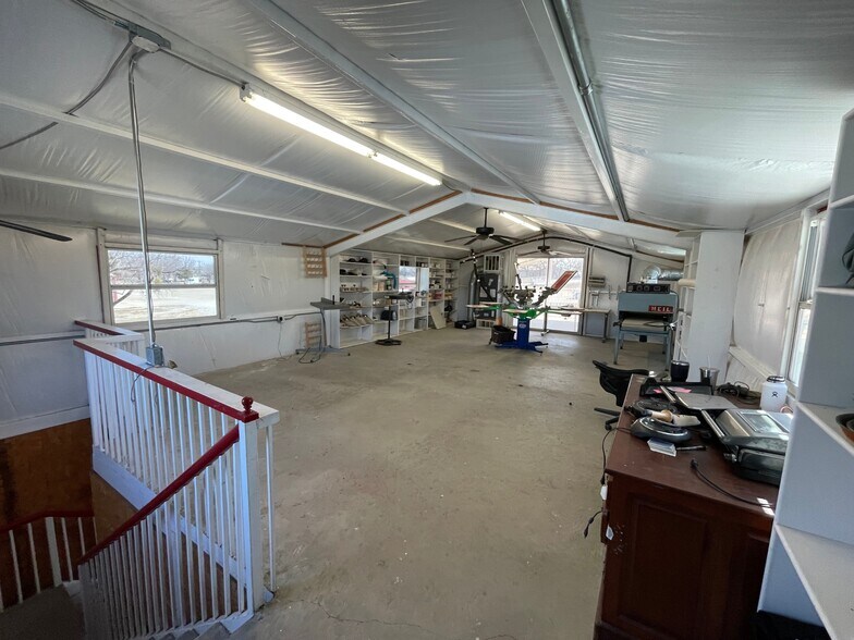 More Photos Of 734 FM 2048, Boyd General Retail For Lease