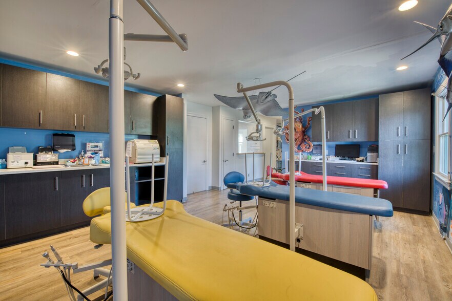 More Photos Of 315 Meeting House Ln, Southampton Medical For Sale