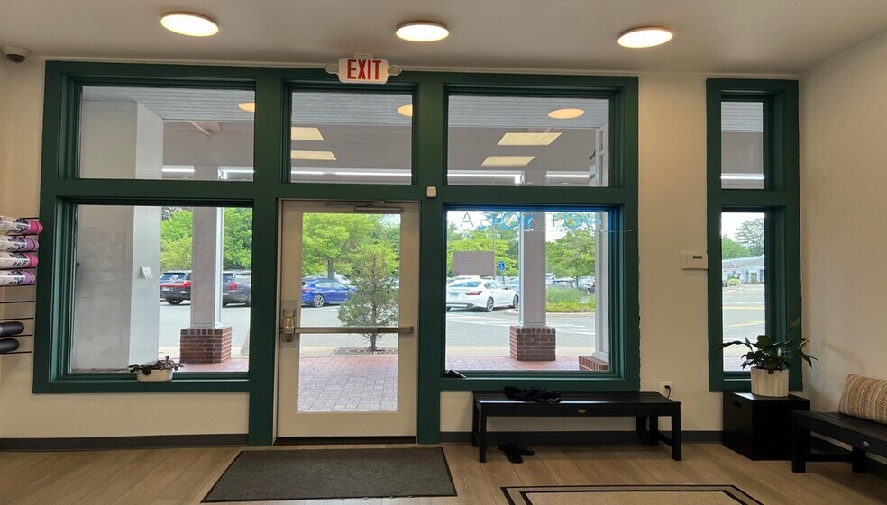 More Photos Of 25 Old Kings Hwy N, Darien General Retail For Lease