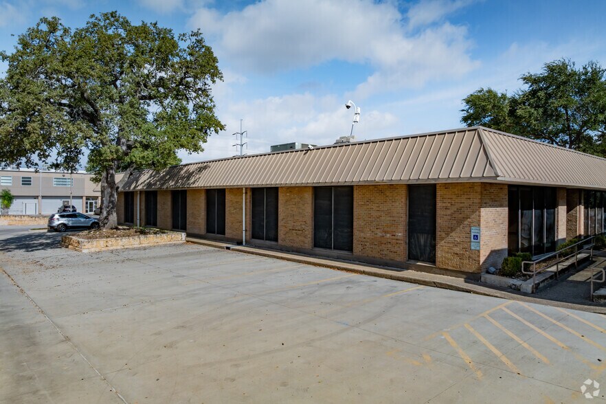 More Photos Of 4203-4211 Gardendale St, San Antonio Office For Lease