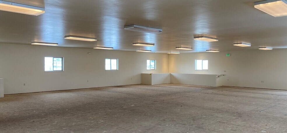 More Photos Of 725 Parkway Dr, Park City Warehouse For Lease