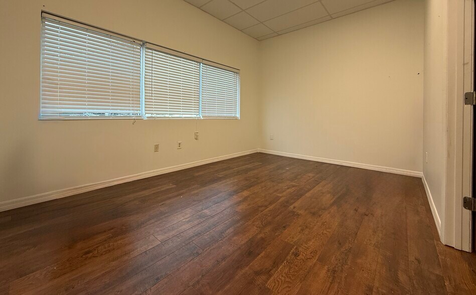 More Photos Of 10501 S Orange Ave, Orlando Light Manufacturing For Lease