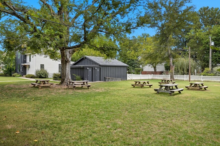 More Photos Of 924 S Main St, Broken Arrow Showroom For Sale