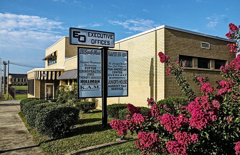 Primary Photo Of 210 S Main St, Shelbyville Medical For Lease