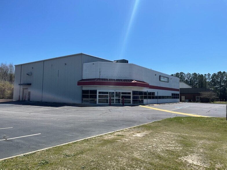 More Photos Of 2915 Gillespie St, Fayetteville Flex For Sale