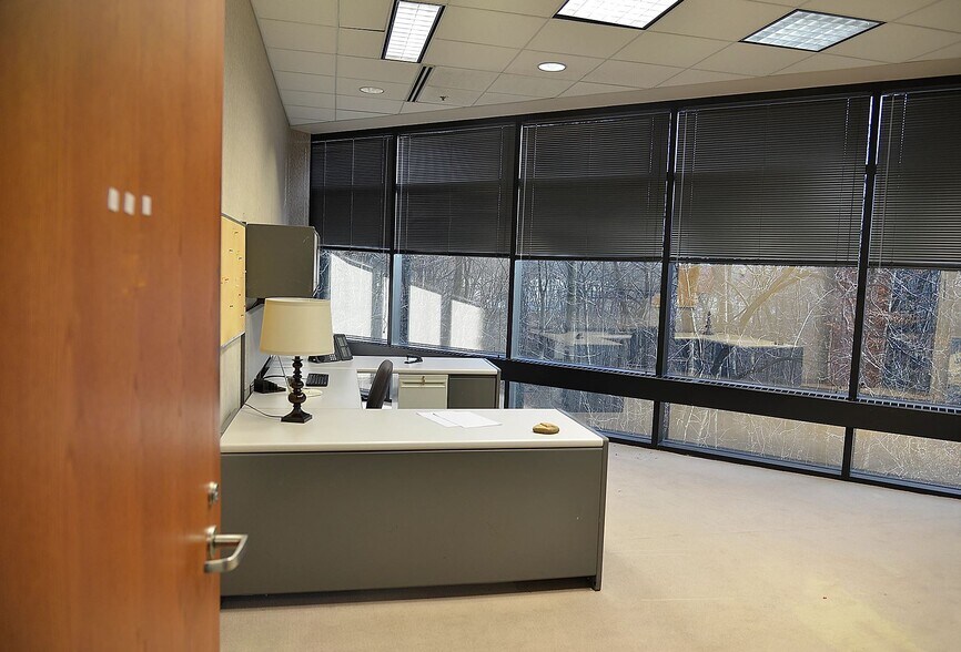 More Photos Of 17500 Rockside Rd, Bedford Office For Lease
