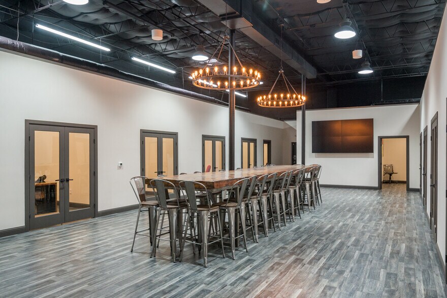 More Photos Of 1346 Motor Cir, Dallas Office For Sale