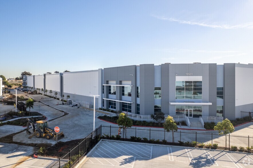 Primary Photo Of 19501 Prairie Ave, Torrance Distribution For Lease