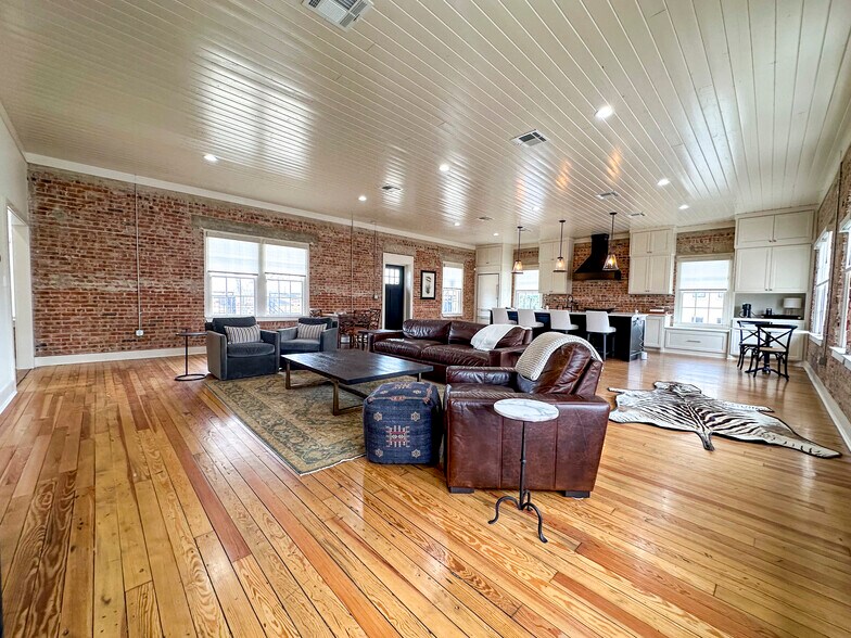 More Photos Of 1 N Mechanic St, El Campo Office For Sale