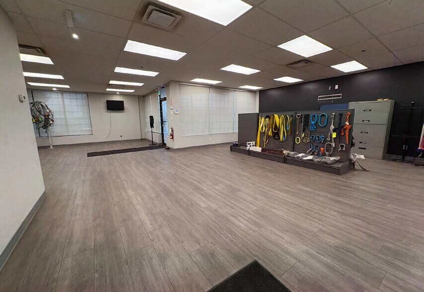 More Photos Of 1750 Courtneypark Dr E, Mississauga Showroom For Lease