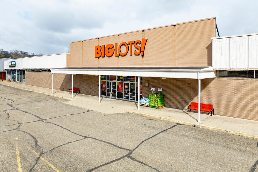 More Photos Of 300-499 Downtowner Plz, Coshocton General Retail For Sale