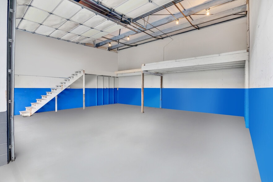 More Photos Of 11105 Steele St S, Tacoma Flex For Lease