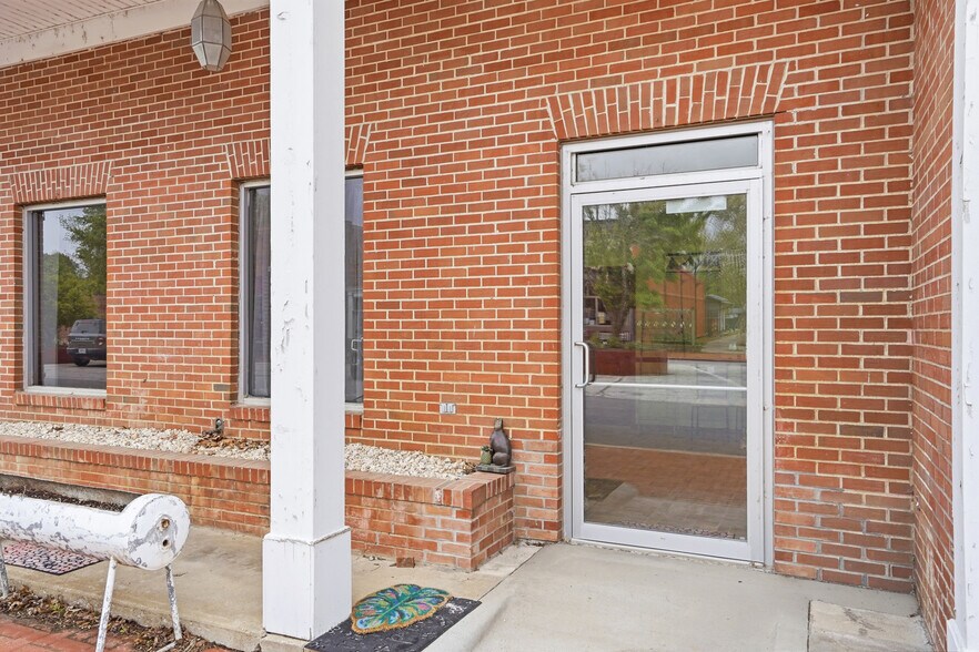 More Photos Of 118 Main st, Blackwater Office For Sale