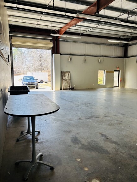 More Photos Of 825 Hwy 74 S, Peachtree City Warehouse For Lease