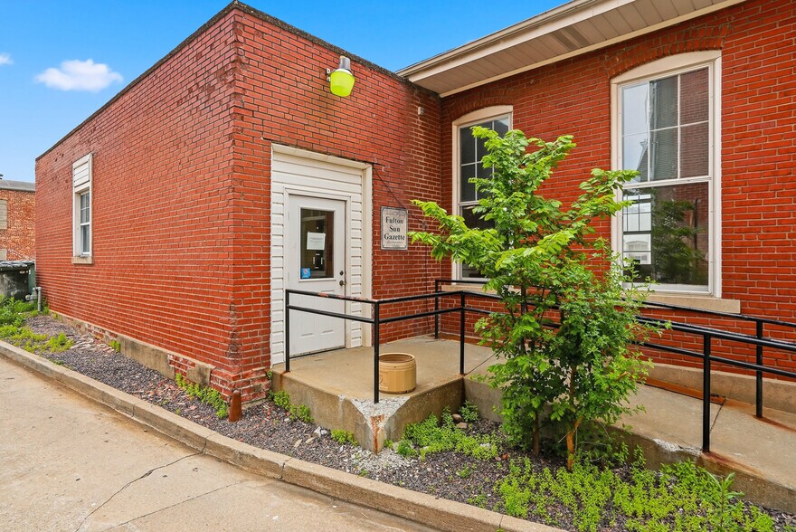 More Photos Of 115 E 5th St, Fulton Office For Sale
