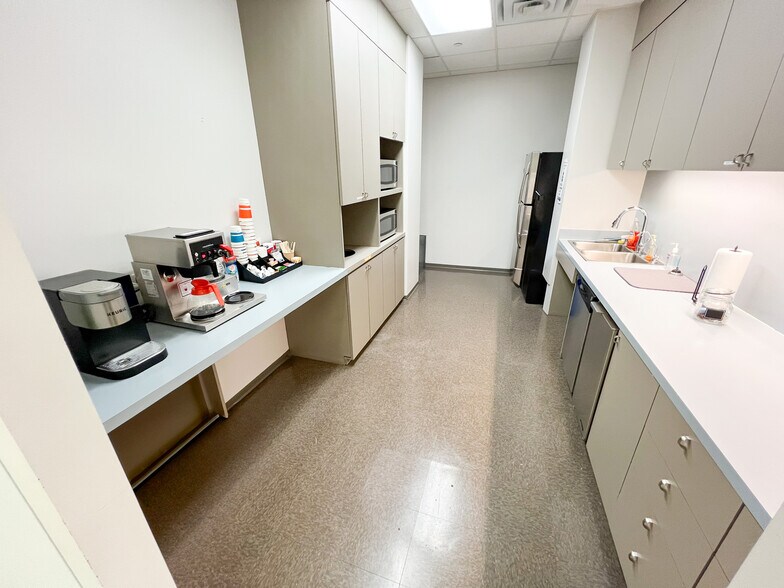 More Photos Of 303 Veterans Airpark Ln, Midland Office For Lease