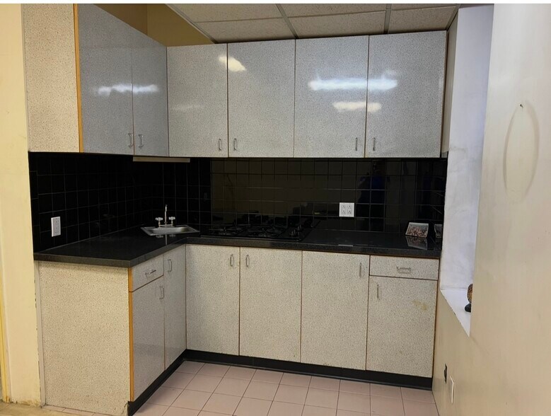 More Photos Of 437 Park Ave S, New York Storefront Retail Residential For Lease