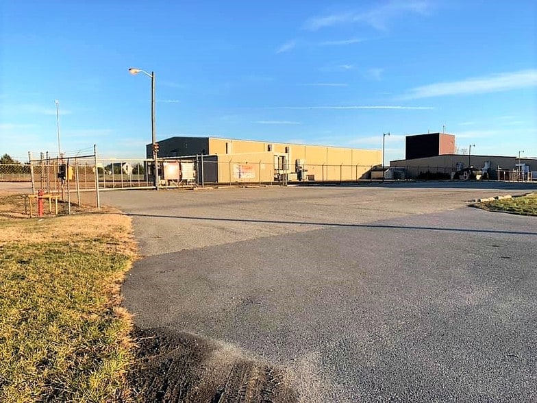 More Photos Of 701-703 Industrial Dr, Middletown Manufacturing For Lease