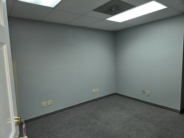 More Photos Of 1274 Volunteer Pky, Bristol Office For Lease