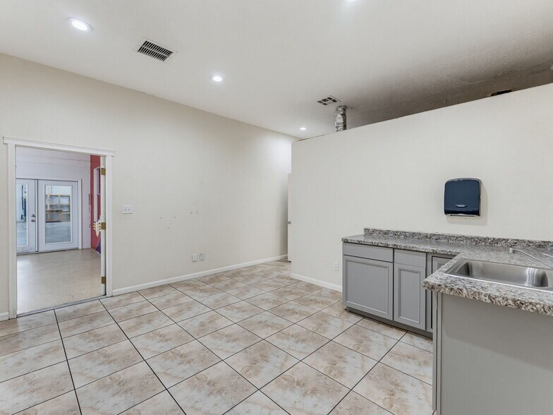 More Photos Of 3347 SW 7th St, Ocala Distribution For Sale