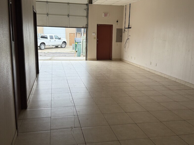 More Photos Of 1401 E Hackberry St, McAllen Showroom For Lease