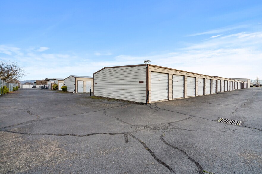 More Photos Of 6453 Crater Lake Hwy, Central Point Specialty For Sale