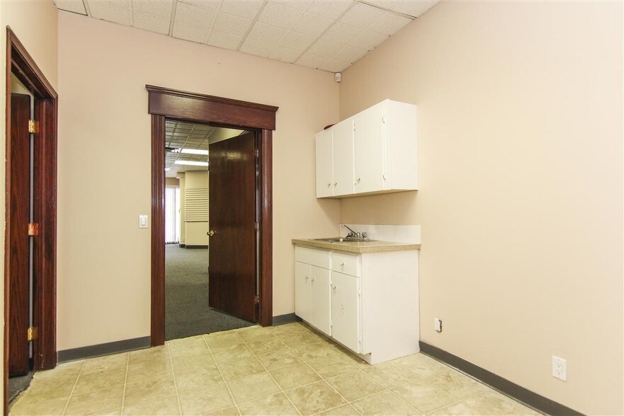 More Photos Of 1015 Centre St NW, Calgary Storefront Retail Residential For Lease