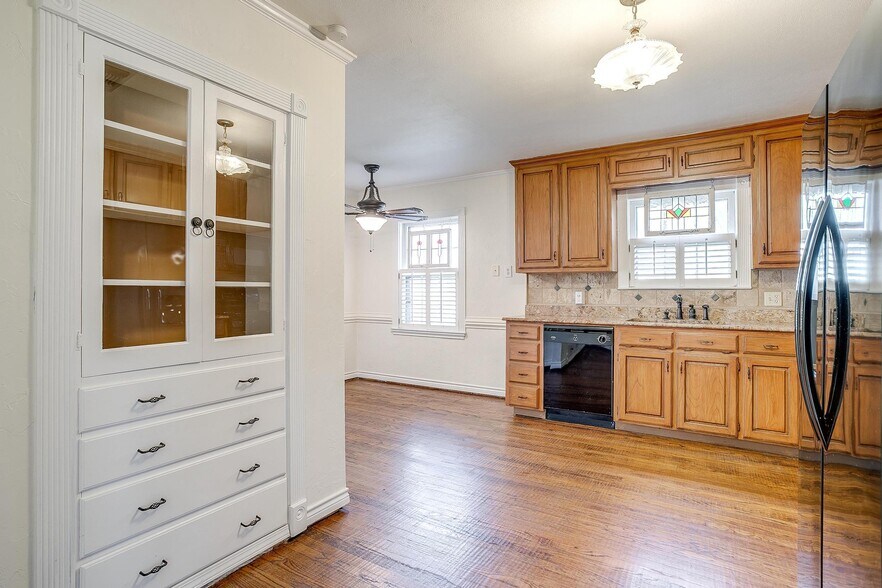 More Photos Of 113 N Tarrant St, Crowley Office For Sale