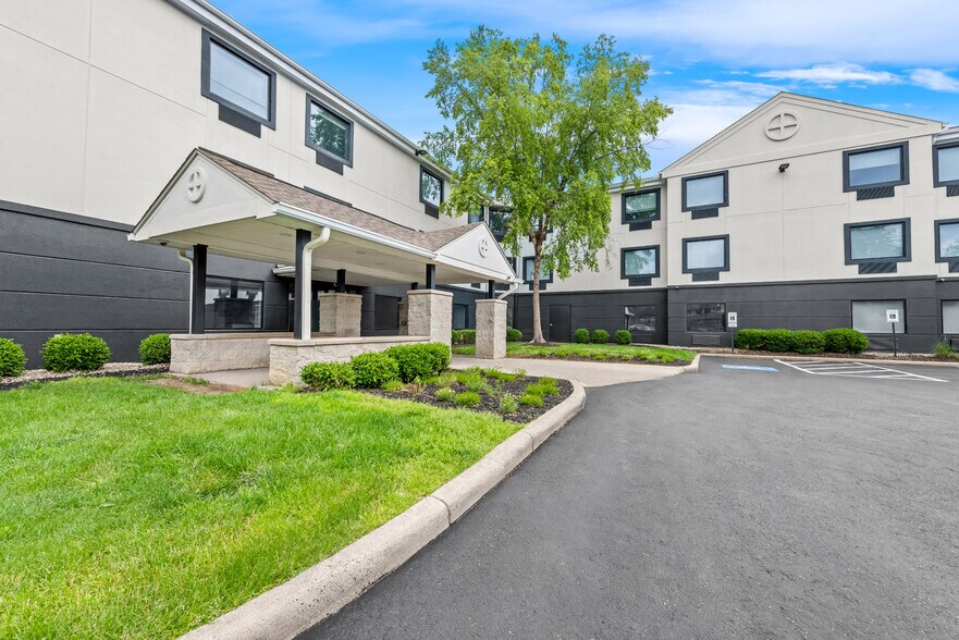 Primary Photo Of 6255 Quarter Horse Dr, Columbus Hotel For Sale