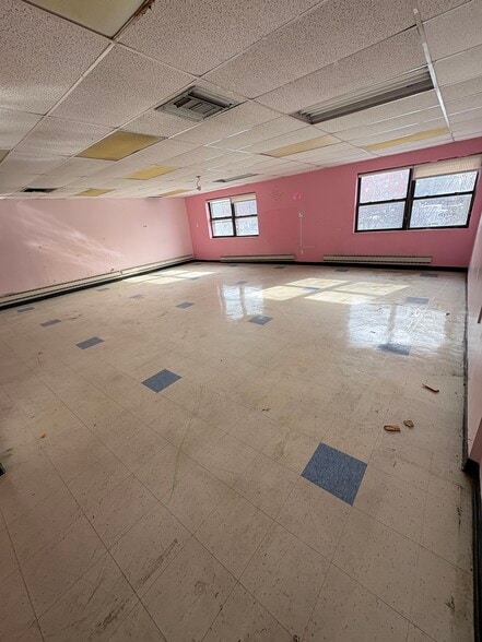 More Photos Of 33 Somers St, Brooklyn Schools For Lease