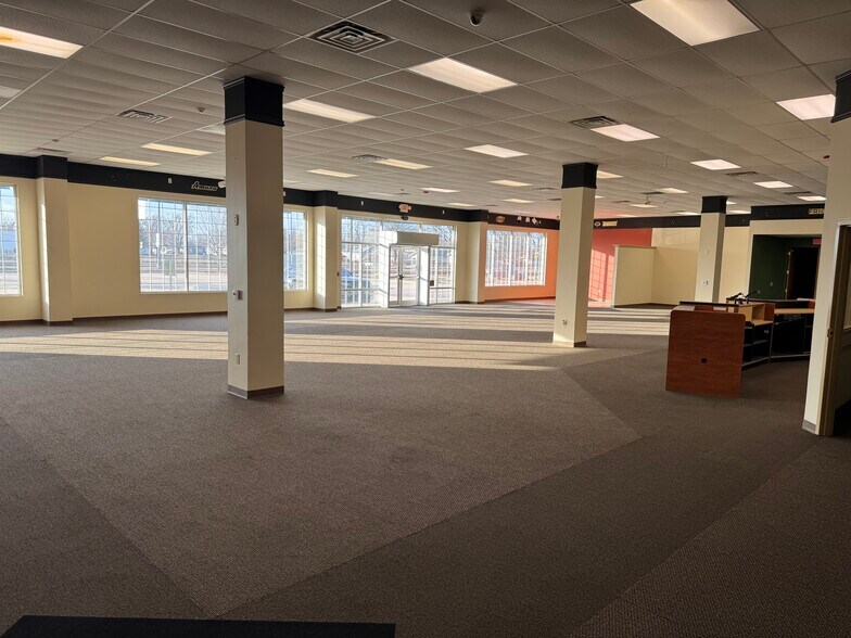 More Photos Of 1418 E 4th Ave, Hutchinson Freestanding For Lease